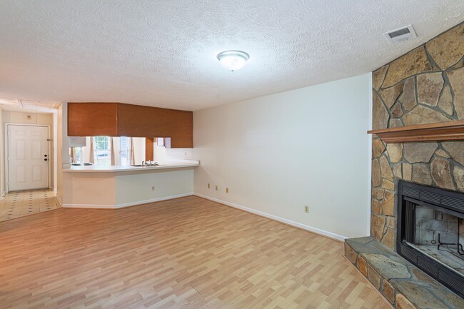 Foto del edificio - Updated 2BR Townhome Near Clayton State with Fenced Yard