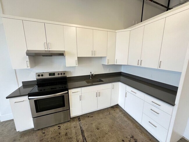 Building Photo - Sunny loft with views and laundry in unit....