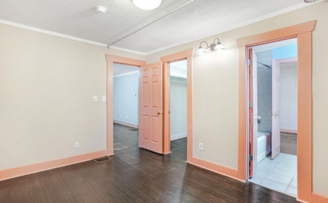 Building Photo - Updated 3br/2ba home with bonus room and f...