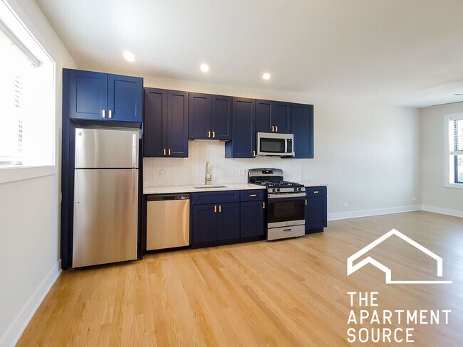 Building Photo - 2020 W Montrose Ave