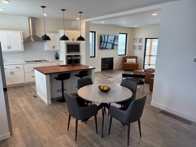 Building Photo - 18 Pine Dr Building Photo - 18 Pine Dr