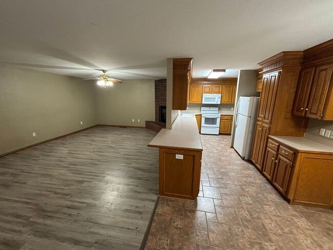 Building Photo - 522 E Rogers Dr