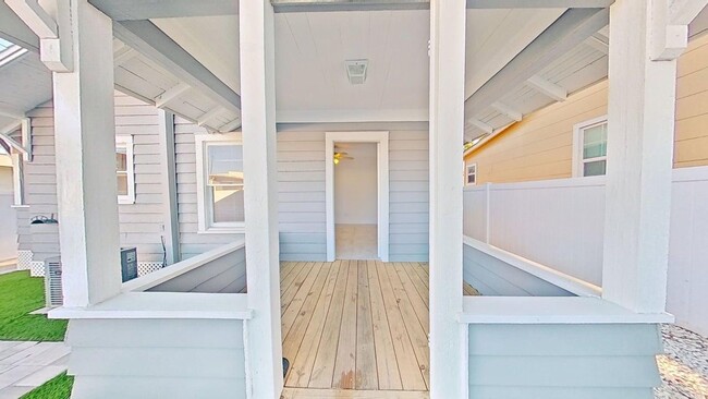 Building Photo - 1BR/1BA + Bonus Room Near Downtown St. Pete | 768 Sq Ft