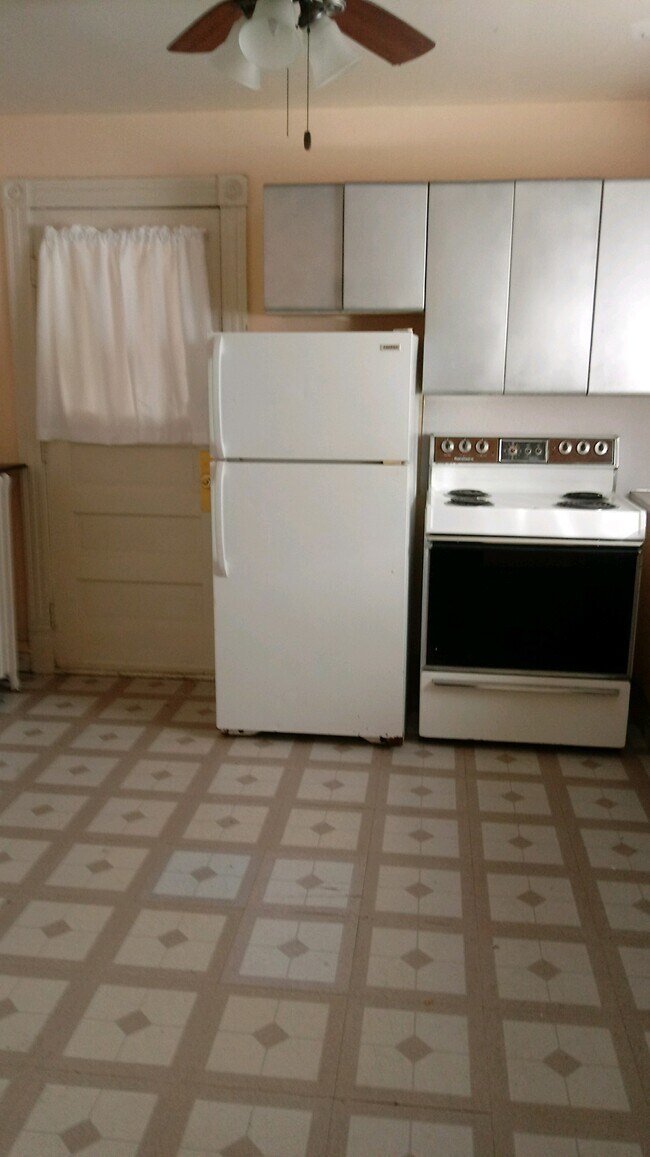 kitchen - 706 University Ave