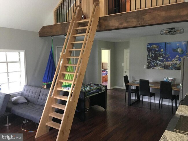 Building Photo - 3300 Riverview Dr