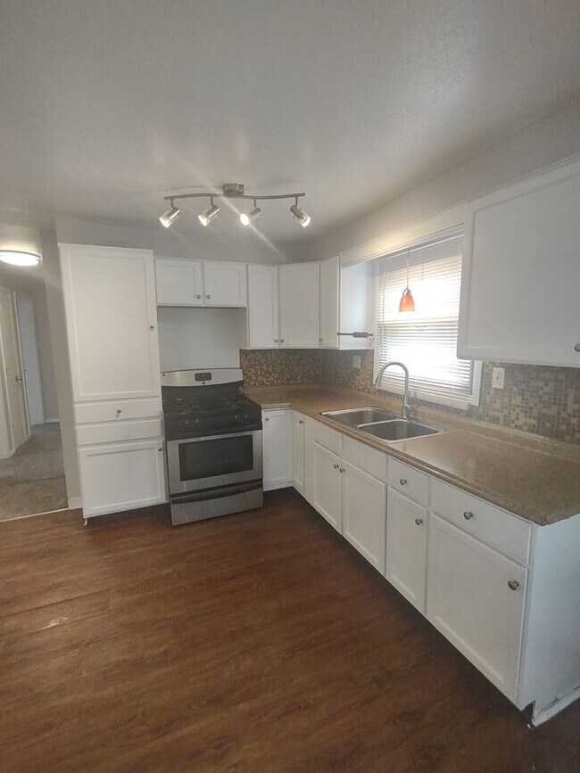 Foto del edificio - Spacious 4 Bedroom Single Family Home - No...