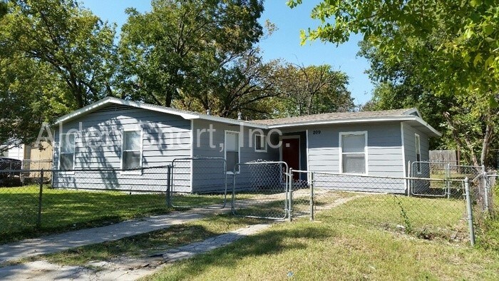 Primary Photo - 209 Woodbridge Way