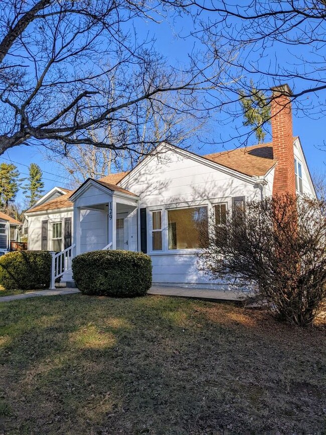 Foto del edificio - Beautiful Asheville Rental in the Malvern ...