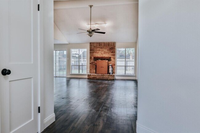 Building Photo - 15711 Stonehaven Dr