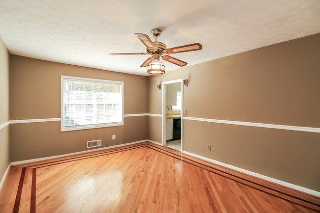 Building Photo - Spacious home with a basement!