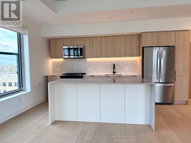 Building Photo - 31 Huron St