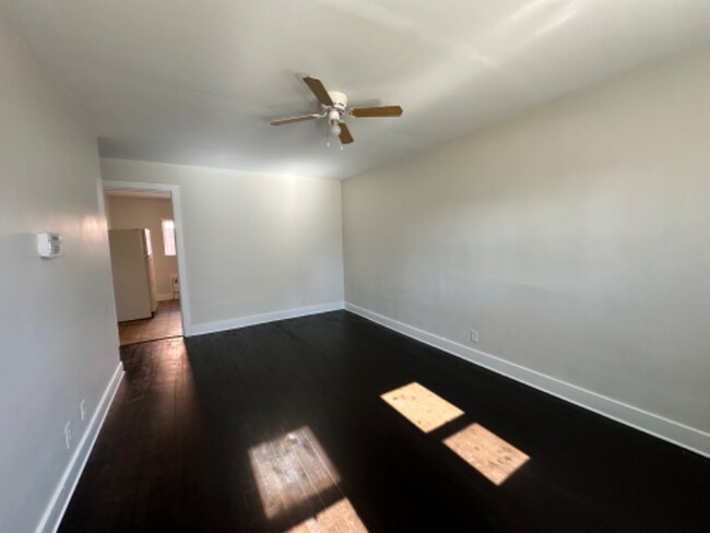 Building Photo - 163 N Rosewood Ave