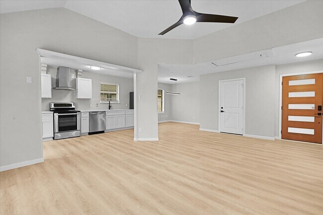 Building Photo - 2601 Village Cir Dr