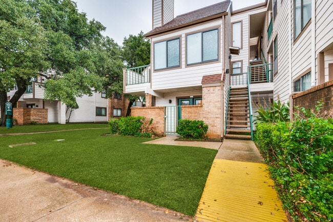 Building Photo - 2307 Balsam Dr