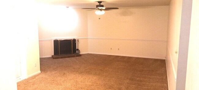 Building Photo - 302 Patriot Ln