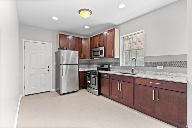 Building Photo - 1711 N Mayfield Ave