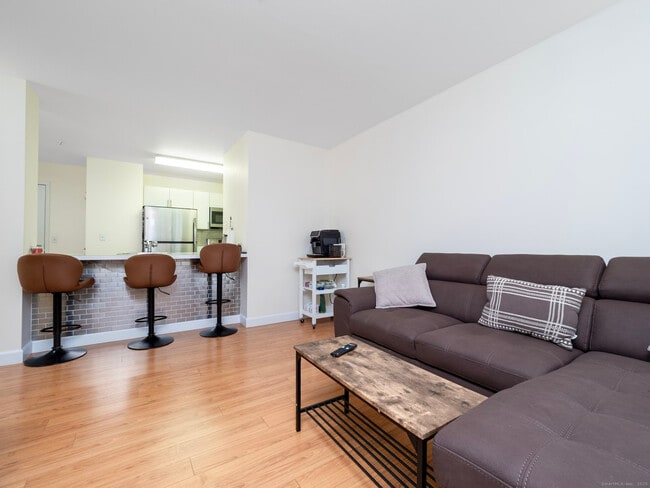 Building Photo - 300 Broad St