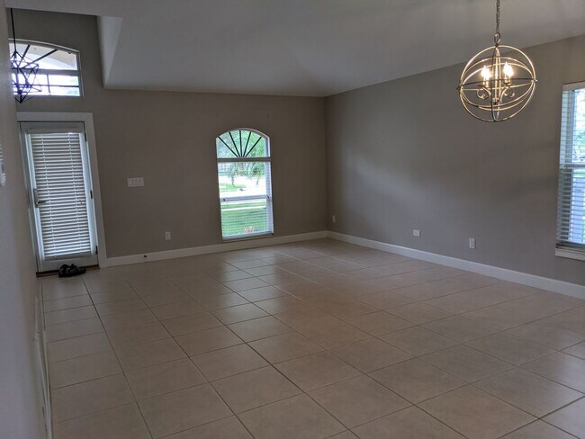 Building Photo - 211 Arbor Woods