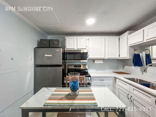 Building Photo - 13535 Boca Ciega Ave