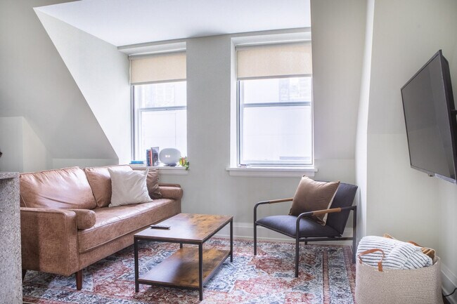 Foto del edificio - 225 E Michigan St