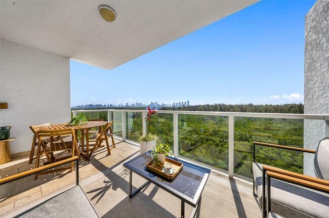 Foto del edificio - 14951 Royal Oaks Ln