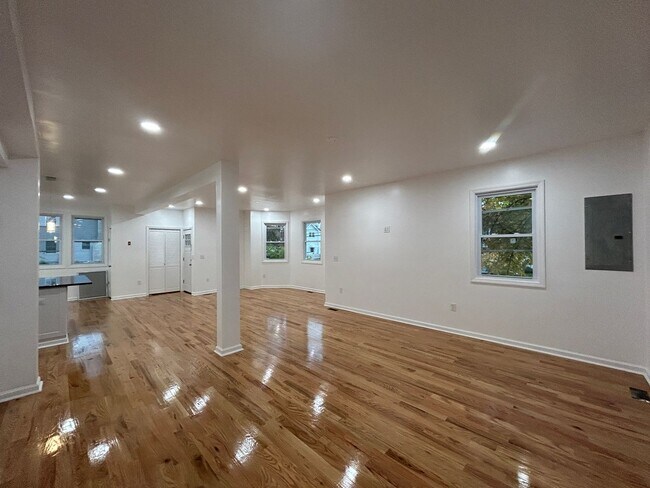 Foto del edificio - Stunning 5-Bedroom Home