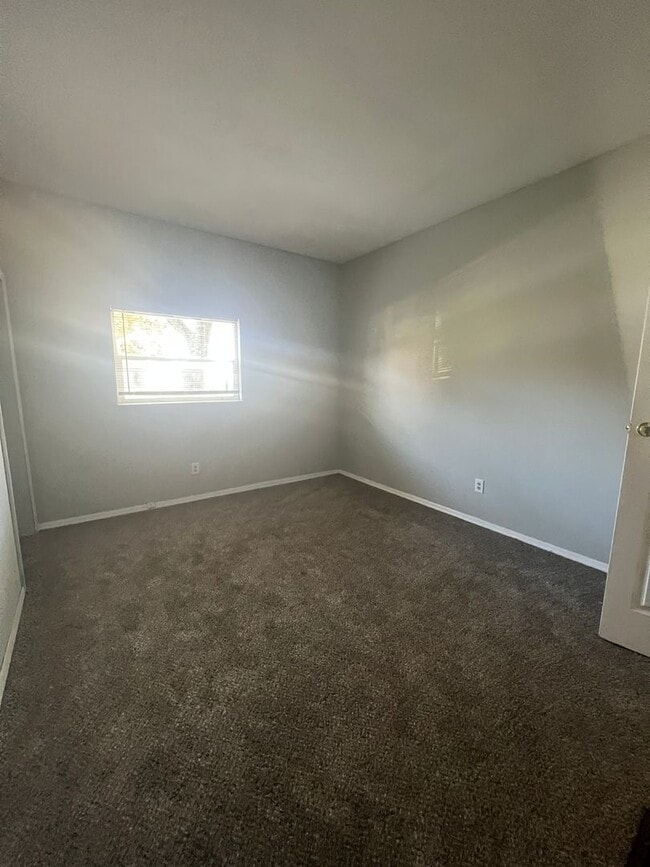 Building Photo - 2 Bedroom, 1 Bath Home In Columbus!