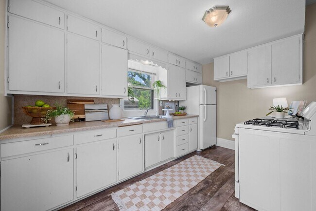 Foto del edificio - 2 or 3 bed/1 bath house in Indian Hills av...