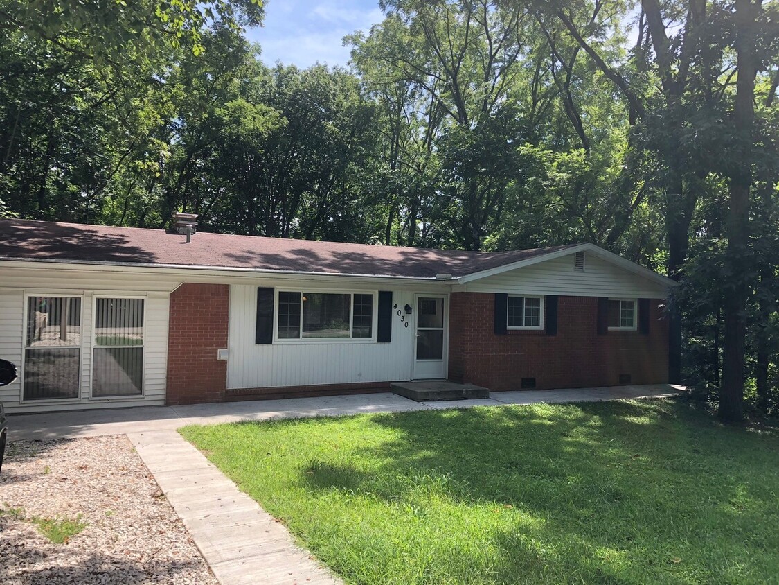Primary Photo - 3 Bedroom House Available April 2025!