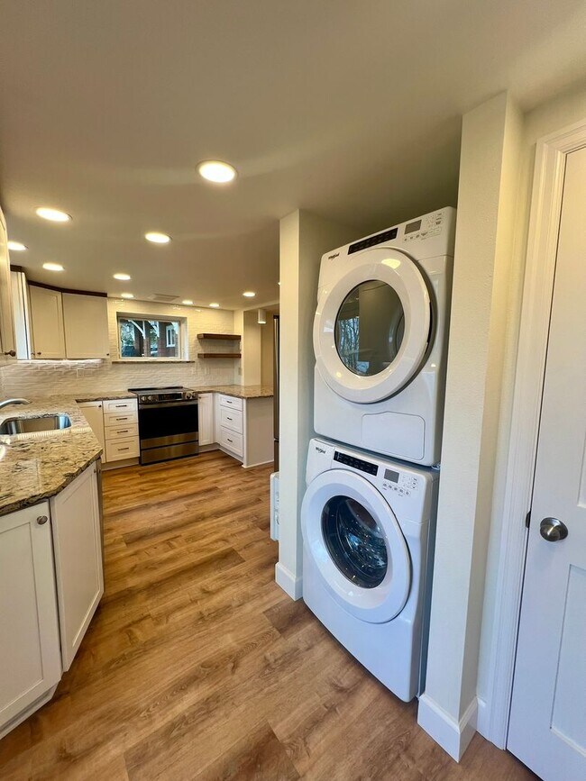 Foto del edificio - Private Waterfront Apartment