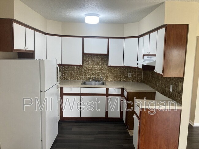 Building Photo - 6063 In the Pines Dr SE
