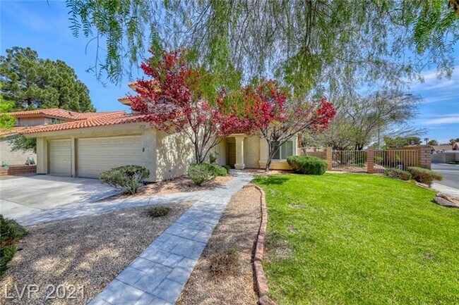 Building Photo - Gorgeous 4 bedroom home with large corner ...