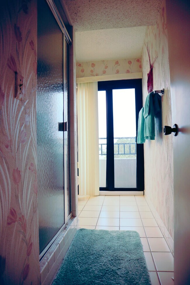 Building Photo - 851 Bayway Blvd