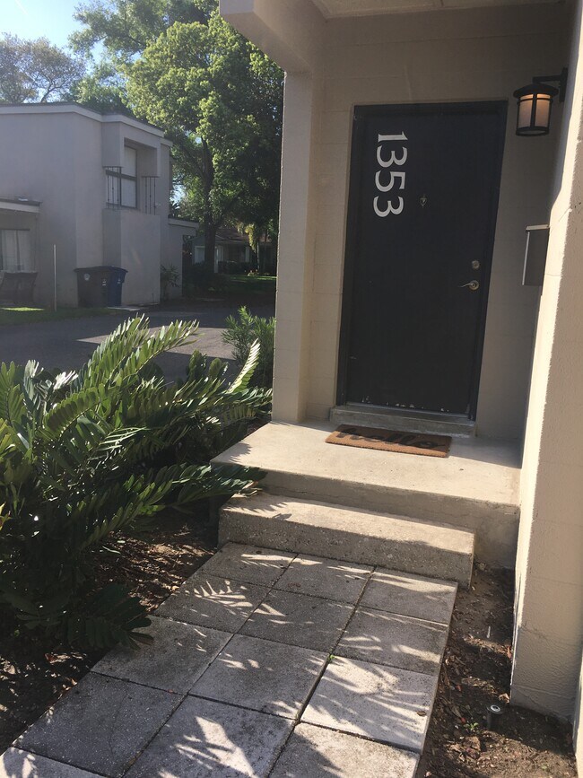 Foto del edificio - 1353 Harmon Ave