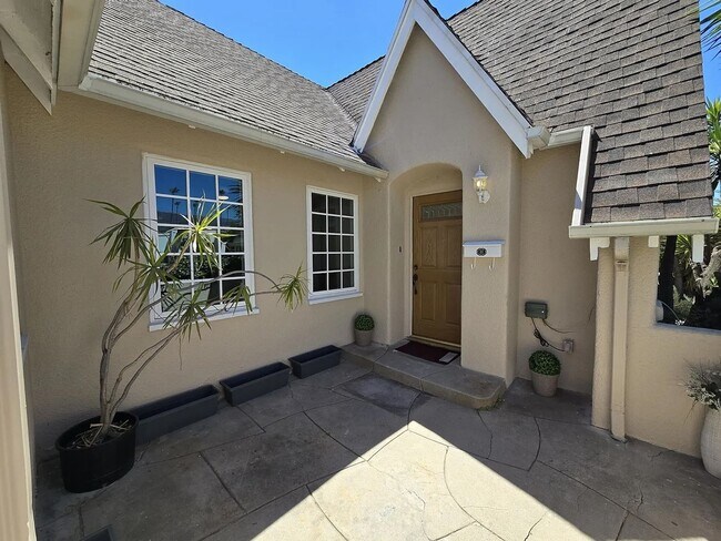 Building Photo - Charming Tudor Style 3 Bed 1.5 Bath PLUS Studio Guest House complete with kitchen and bath!