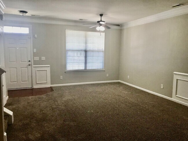 Foto del edificio - Come view this beautiful 2 Bedroom, 2.5 Bath townhome, located in the Olde Whitehall