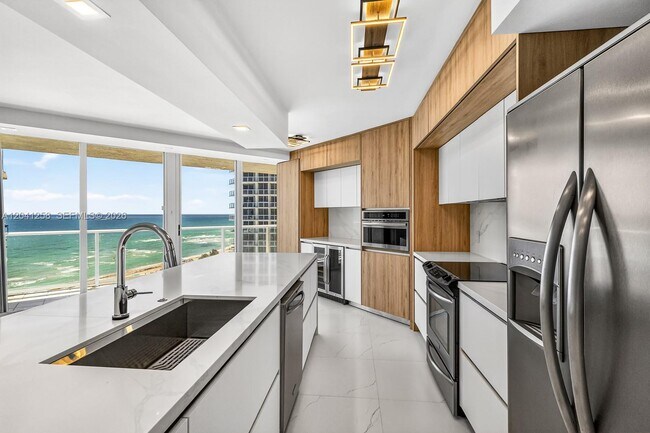 Building Photo - 16445 Collins Ave