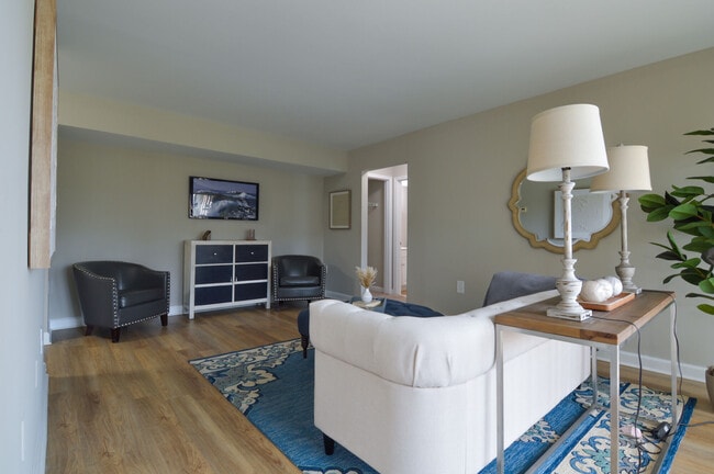 Building Photo - Crystal Springs