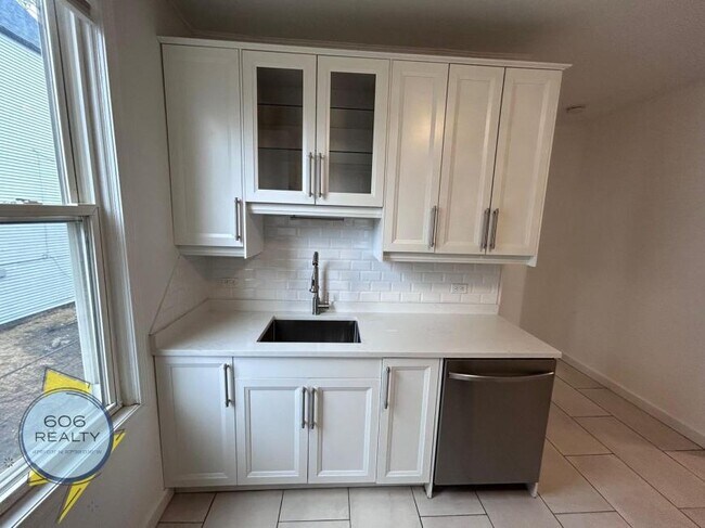 Foto del edificio - 2 bedroom in Chicago IL 60618