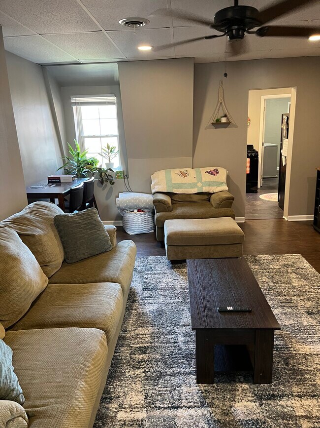 Living room w/furnishings - 1602 Lowrie St