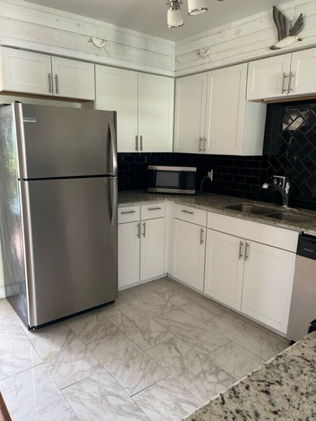 Foto del edificio - ** ANNUAL 2/2 UNFURNISHED HOME IS AVAILABL...