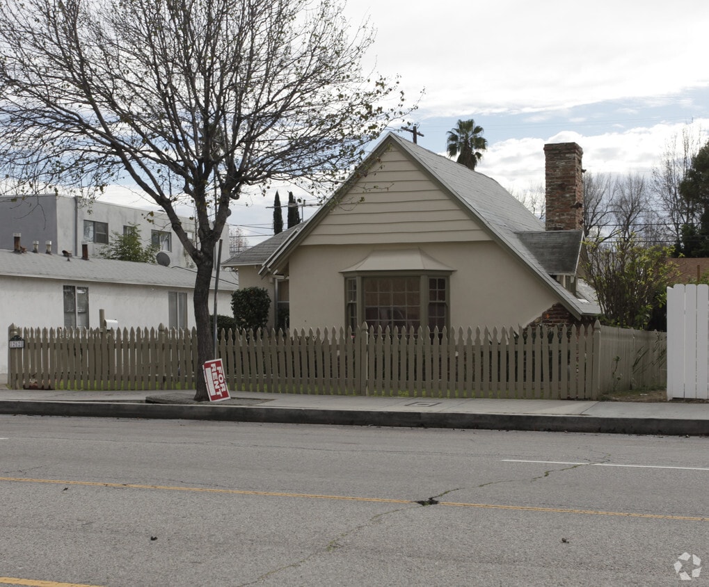 Building Photo - 12628 Oxnard St