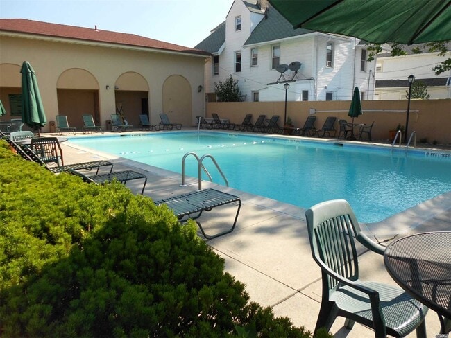 Building Photo - 185 W Park Ave