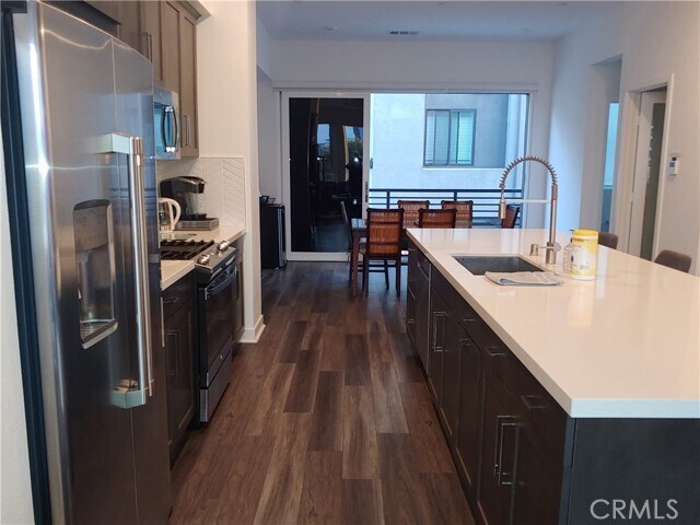 Foto del edificio - 275 W 8th St