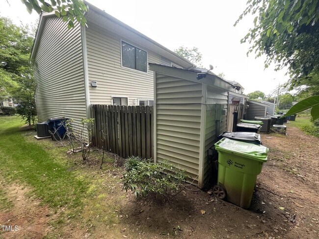 Foto del edificio - 5851 Shady Grove Cir