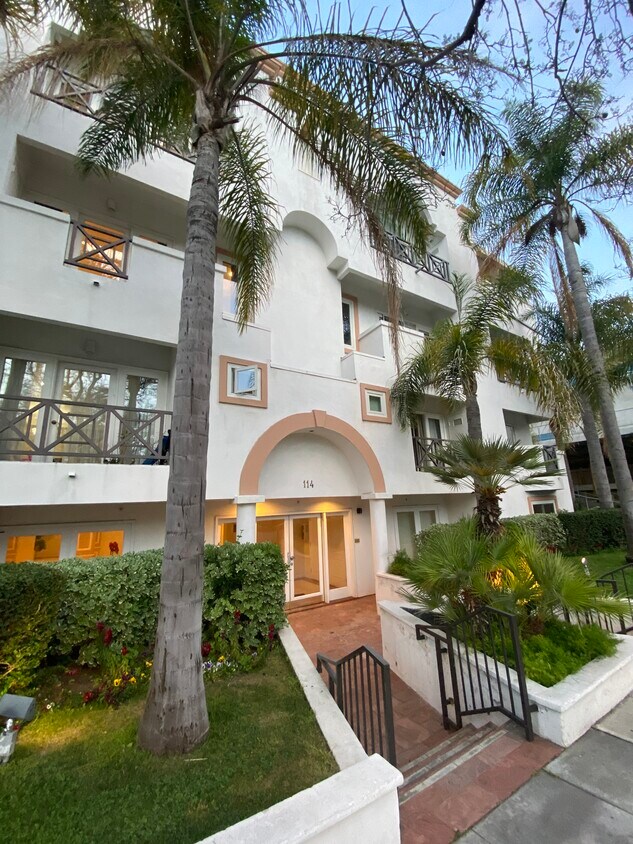 Primary Photo - 114 N La Peer Dr
