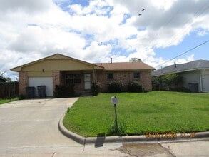 Building Photo - 407 NW Compass Dr