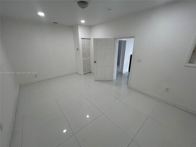 Foto del edificio - 551 NW 41st St