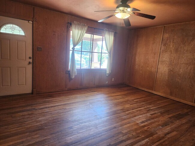 Foto del edificio - 3 bed, 1 bath home