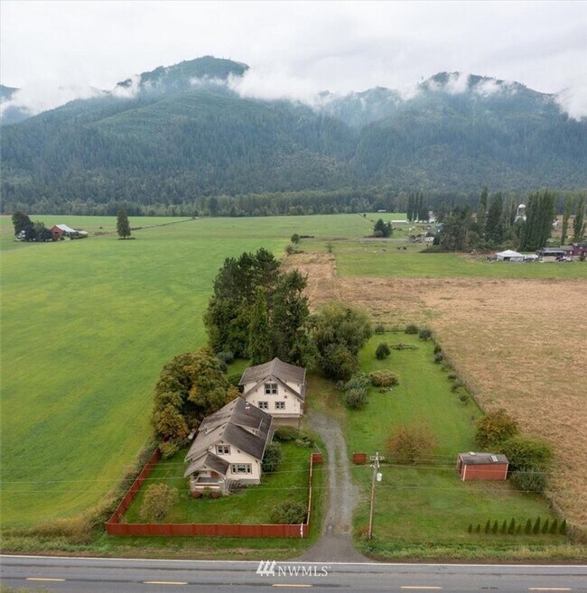 Building Photo - 3 Bedroom 1800 sq ft Cute Farm House with ...